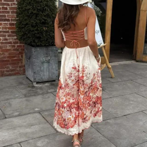 Stilla | Moderne Halterneck-Kjole med Blomsterprint og Ærmeløs A-Silhuet