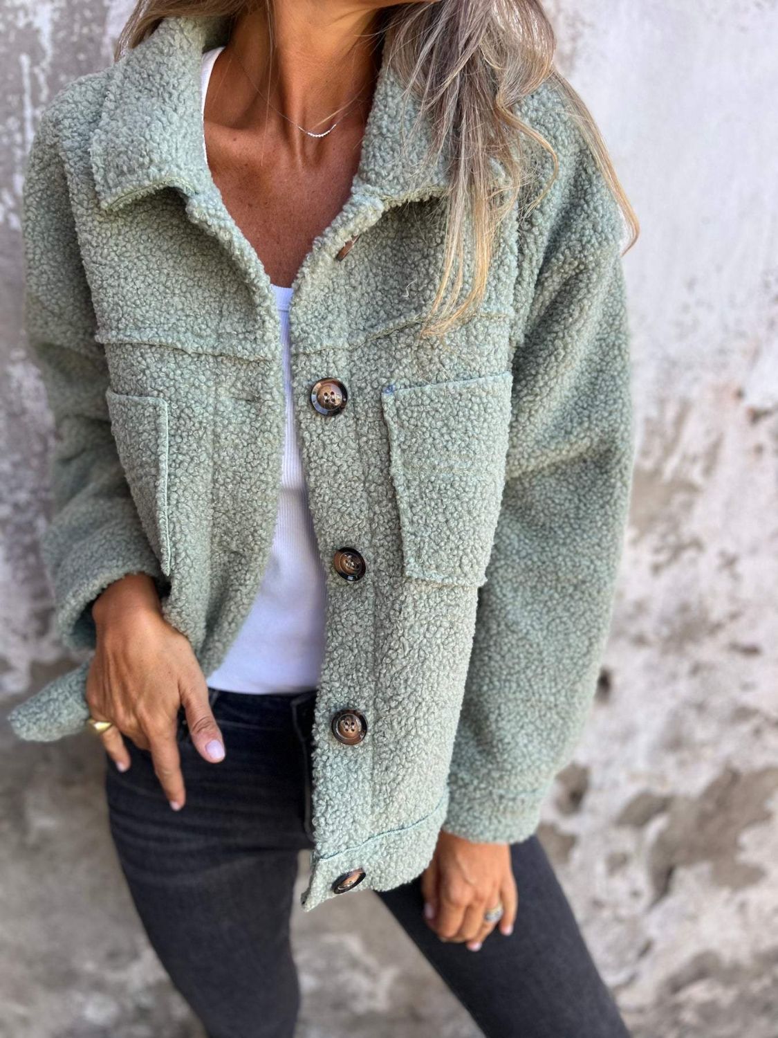 Stilla | Størrelse Fuzzy Button Up Drop Shoulder Jakke