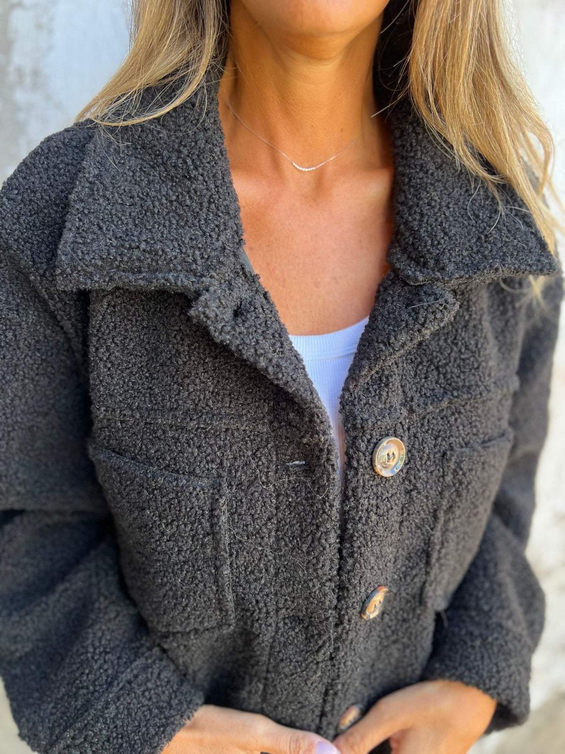 Stilla | Størrelse Fuzzy Button Up Drop Shoulder Jakke