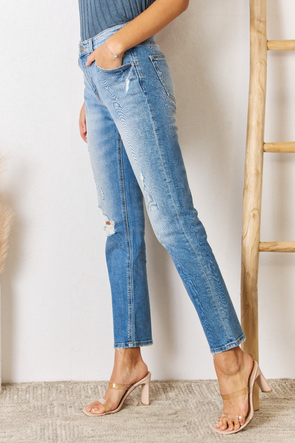Stilla | High Rise Distressed Slim Straight Jeans Online Hot Salg
