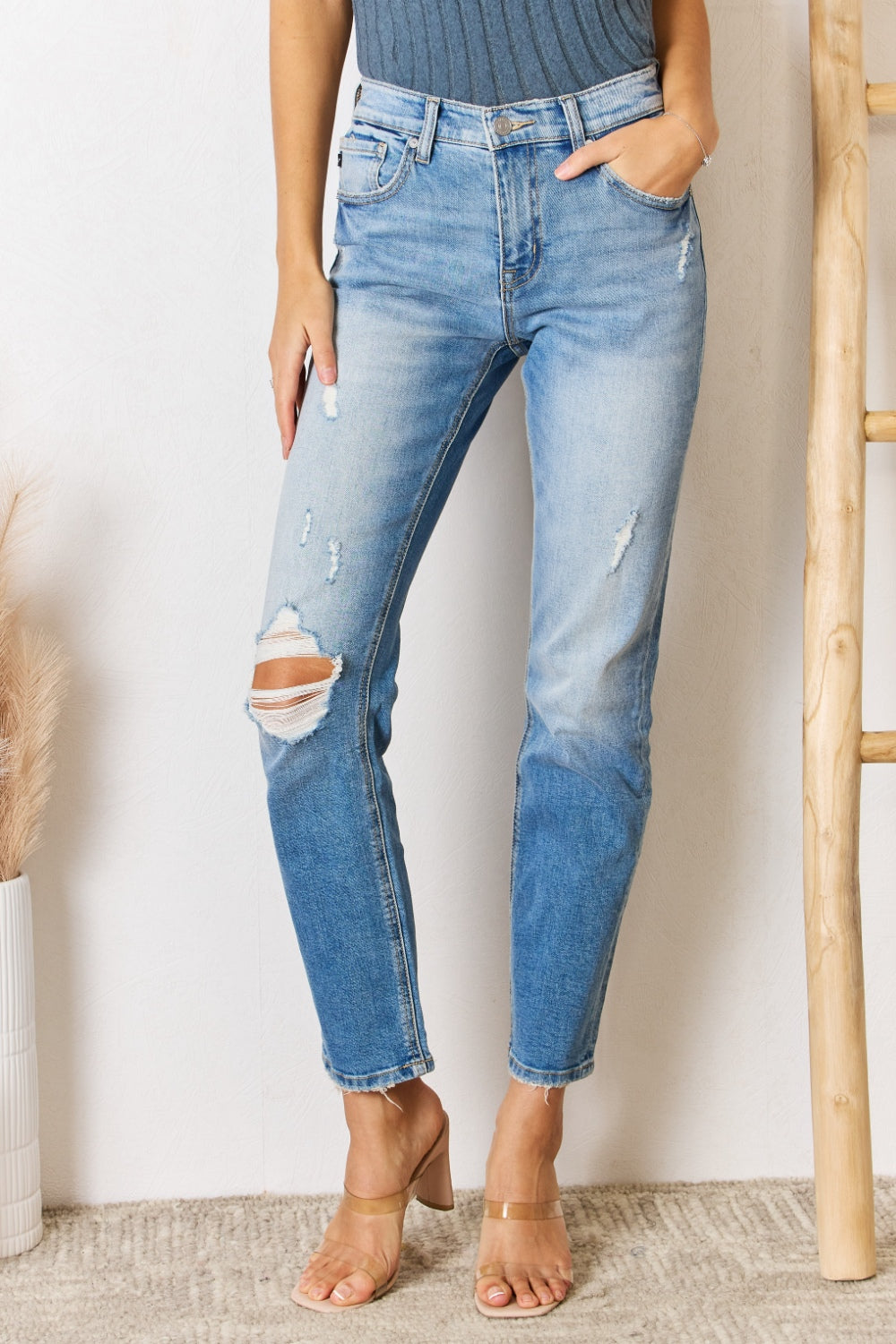 Stilla | High Rise Distressed Slim Straight Jeans Online Hot Salg