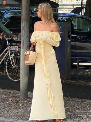 Stilla | Højslids Lang Kjole Med Slim Fit Og Elegant U Hals