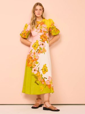 Stilla | Trendy Blomstret Midi Kjole Til Ferie