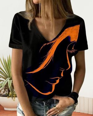 Stilla | T-shirt med V-hals og figurtryk