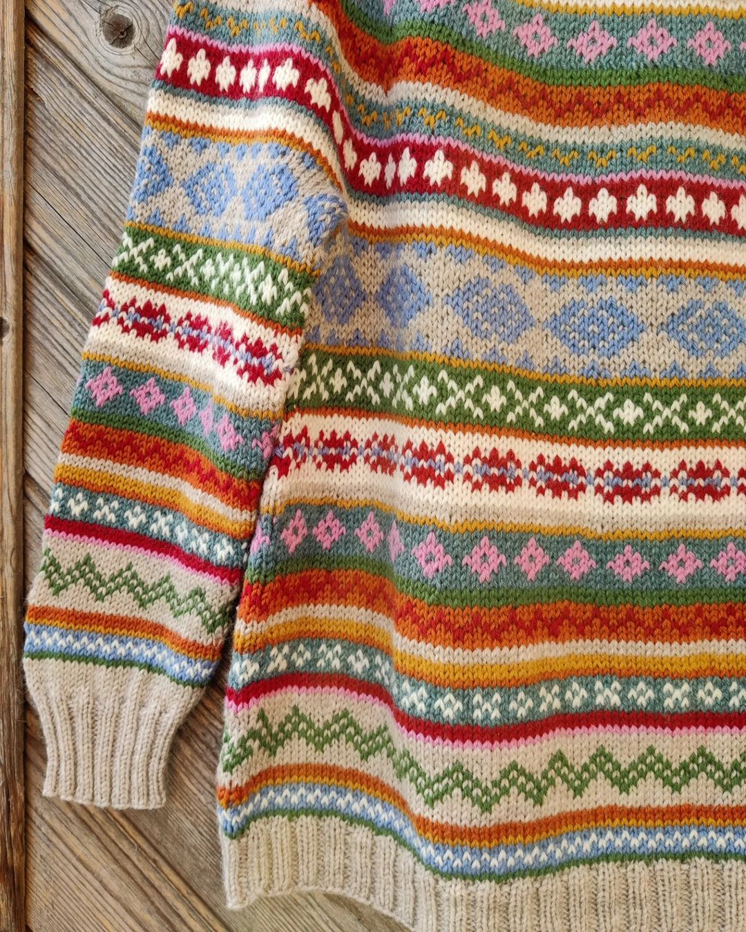 Stilla | Behagelig og trendy sweatervirksomhed i kontrasterende farver