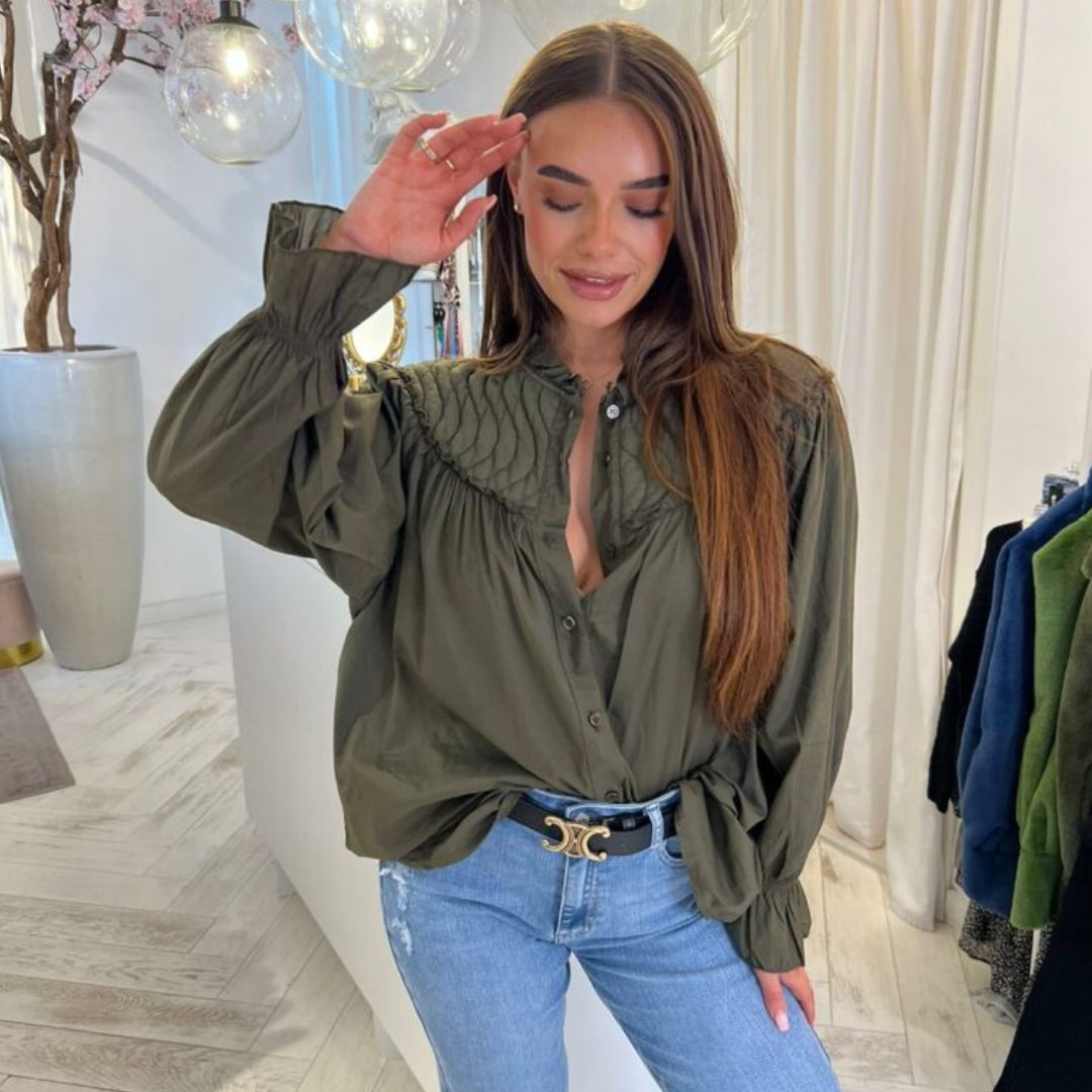 Stilla | Rynket skulderbluse med knapper Udsalg