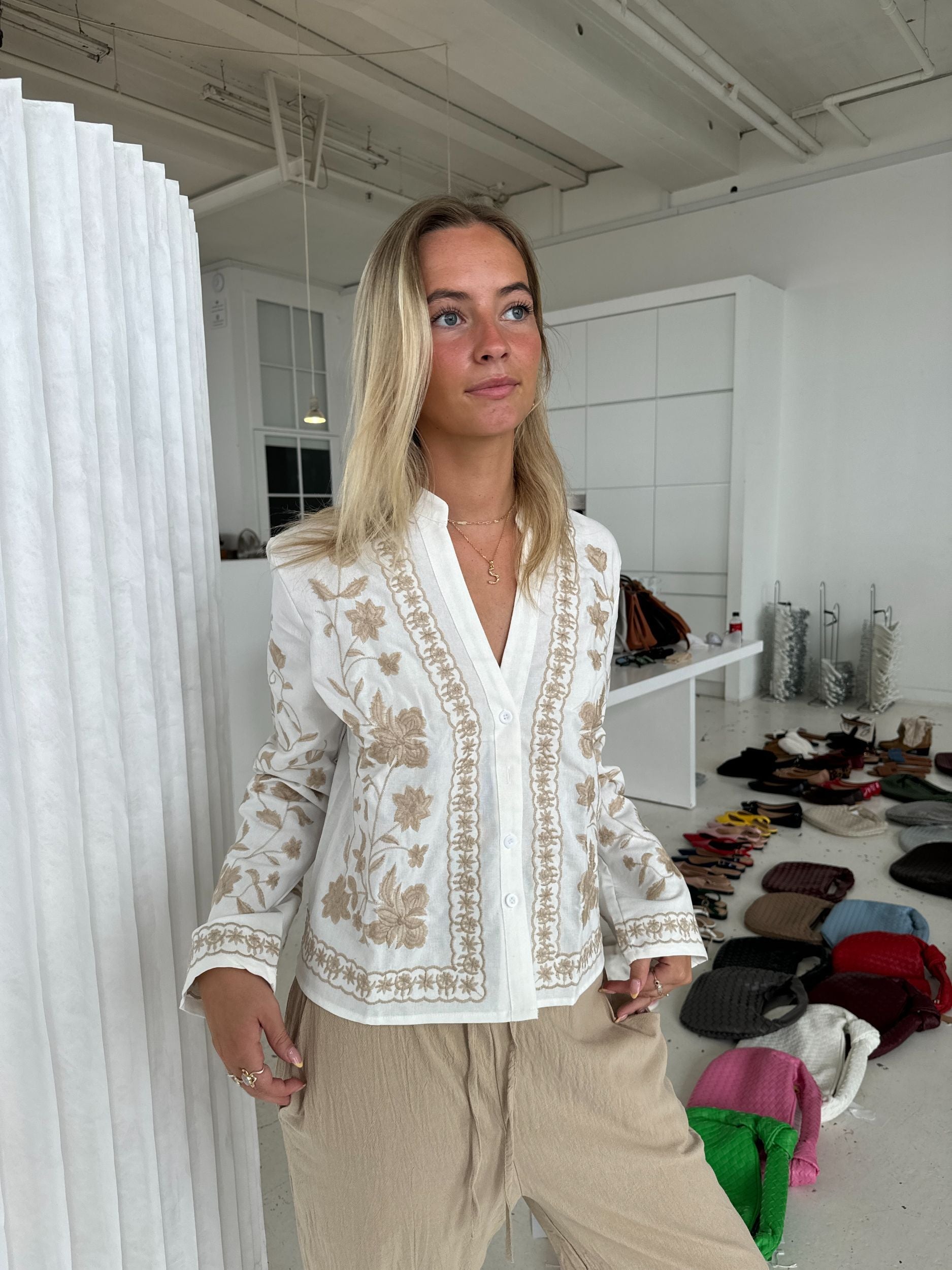 Stilla | Beige Skjorte i Naturligt Stof på udsalg