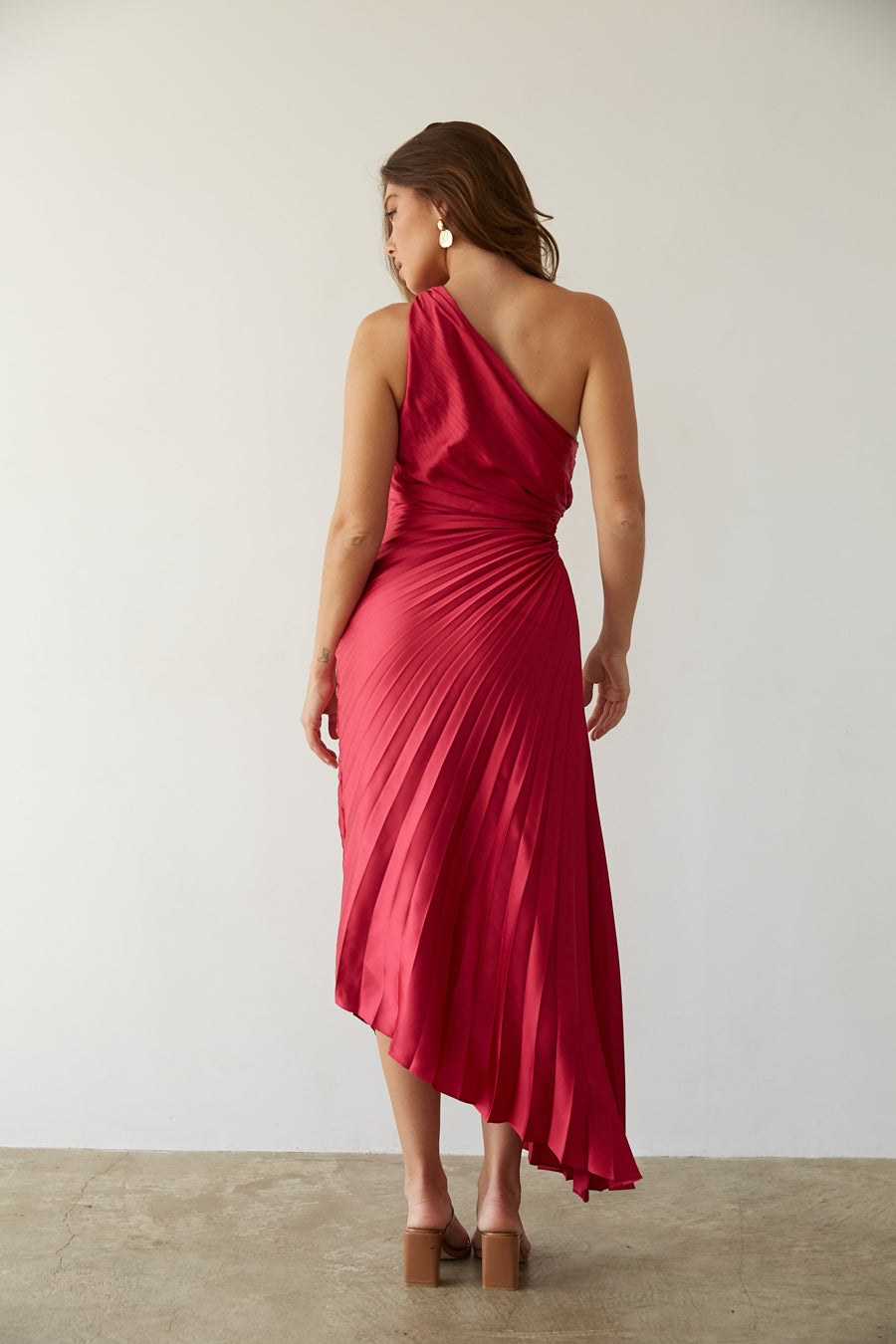 Stilla | One Shoulder Plisseret Midi Kjole