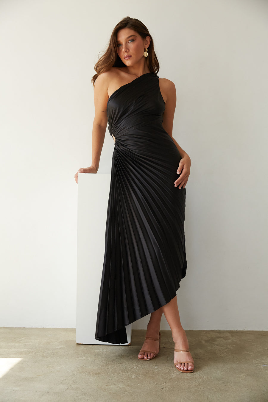Stilla | One Shoulder Plisseret Midi Kjole