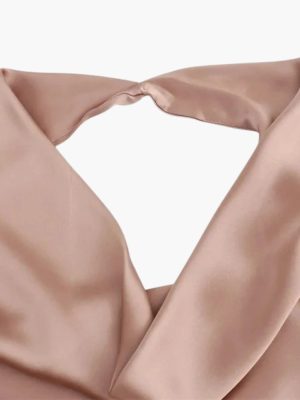 Stilla | Satin Maxikjole Med Vatterfaldskrage Levere