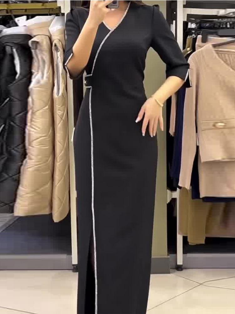 Stilla | Lang Sort Kjole Med Frynser Detaljer Og Elegant Broche Udsalg
