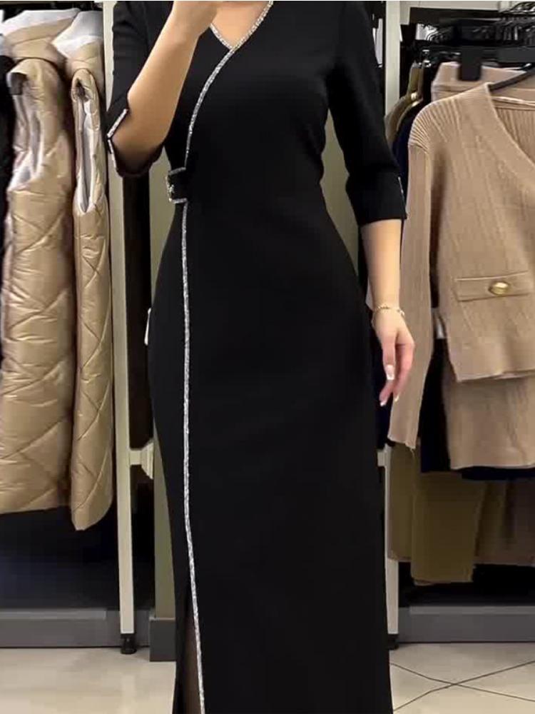 Stilla | Lang Sort Kjole Med Frynser Detaljer Og Elegant Broche Udsalg